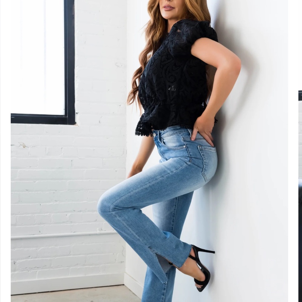 Risen Jeans w/Hem split. High Rise.